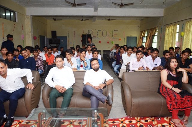 Spacious Lecture Hall & Smart Classrooms